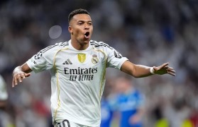 裁判刚掏红牌,姆巴佩立马摘下卡瓦哈尔队长袖标,球迷:能成大事